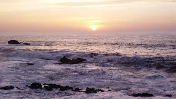 Atlantik Okyanusu 'nda gün batımının, Fas kıyılarının, Afrika' nın, 4k zamanlamasının olduğu güzel bir manzara. — Stok video