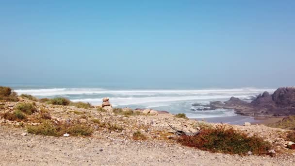 Natuurlijke boog op Legzira strand, Atlantische kust in Marokko, Afrika, 4k — Stockvideo