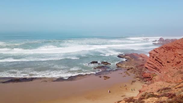 Arco natural en la playa de Legzira, costa atlántica en Marruecos, África, 4k — Vídeos de Stock