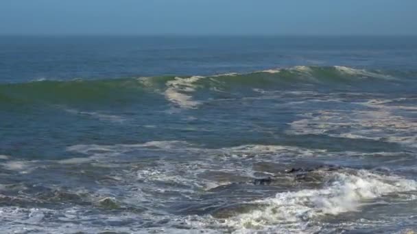 Olas perfectas se están rompiendo frente a la costa rocosa del desierto de Marruecos - Océano Atlántico África — Vídeo de stock