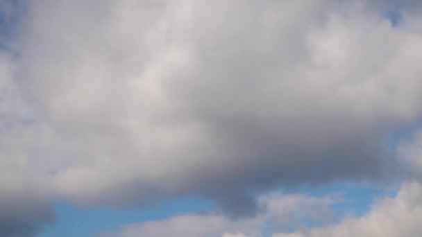 Σύννεφα που τρέχουν πέρα από το γαλάζιο του ουρανού. . Cumulus σύννεφα σχηματίζουν κατά ένα λαμπρό μπλε ουρανό. Timelapse από άσπρα σύννεφα με μπλε ουρανό στο παρασκήνιο — Αρχείο Βίντεο
