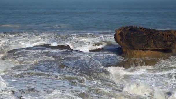 Ondas perfeitas estão rompendo em frente à costa rochosa do deserto de Marrocos - Oceano Atlântico África — Vídeo de Stock