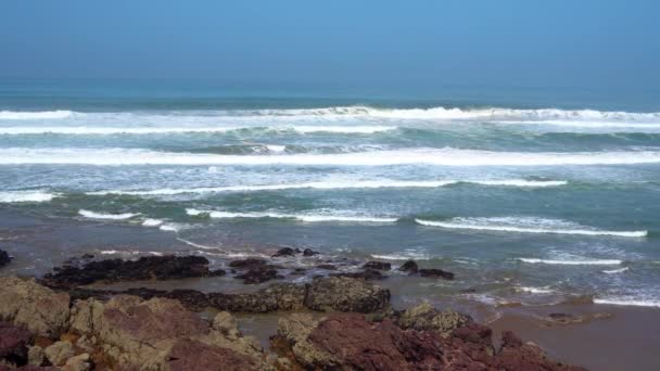 Ondas perfeitas estão rompendo em frente à costa rochosa do deserto de Marrocos - Oceano Atlântico — Vídeo de Stock