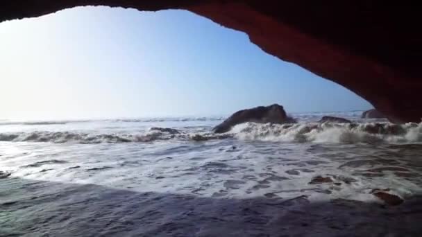 Vliegen door de boog op Legzira strand met gewelfde stenen aan de Atlantische kust in Marokko — Stockvideo