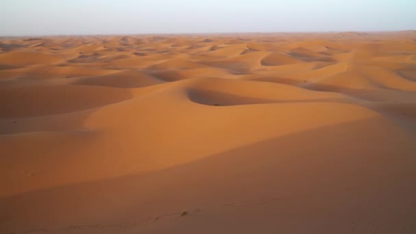 Εναέρια άποψη σε αμμόλοφους στην έρημο Σαχάρα κατά την Ανατολή, Αφρική, — Αρχείο Βίντεο