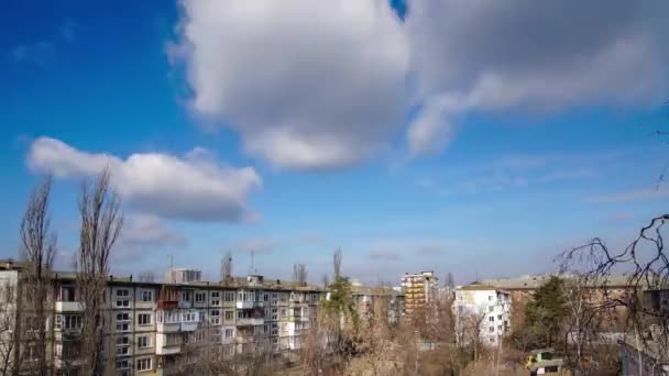 Fehér puffadt, bolyhos, cumulus felhők timelapse mozgás - járművek, repülő, elhaladó, gyorsan mozgó könnyű felhős nyári nap, szépség cloudscape magas az ég levegőben, természet háttér a kék ég — Stock videók