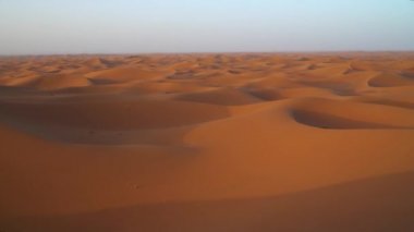 Güneş doğarken Sahra Çölü 'ndeki kum tepelerinin havadan görünüşü, Afrika, 4k