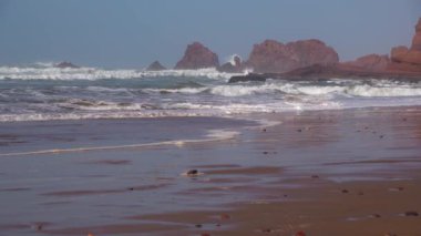 Mükemmel dalgalar Atlantik Okyanusu Afrika çöl Fas - kayalık sahil önünde kırıyorsun