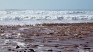 Mükemmel dalgalar Atlantik Okyanusu Afrika çöl Fas - kayalık sahil önünde kırıyorsun