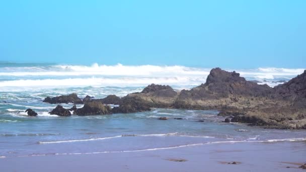 Olas perfectas se están rompiendo frente a la costa rocosa del desierto de Marruecos - Océano Atlántico África — Vídeos de Stock