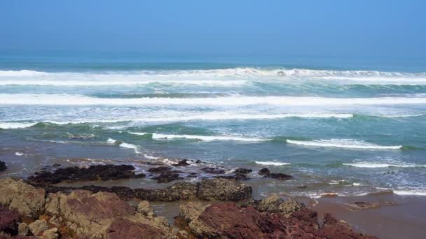 Τέλεια κύματα είναι το σπάσιμο μπροστά στις βραχώδεις ακτές του ερήμου του Μαρόκου - Αφρική Ατλαντικός ωκεανός — Αρχείο Βίντεο