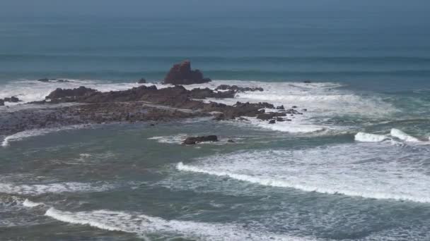 Ondas perfeitas estão rompendo em frente à costa rochosa do deserto de Marrocos - Oceano Atlântico África — Vídeo de Stock