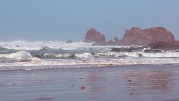 Olas perfectas se están rompiendo frente a la costa rocosa del desierto de Marruecos - Océano Atlántico África — Vídeos de Stock