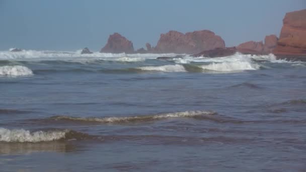 Dokonalé vlny se rozkládají před skalnaté pobřeží marocké pouště - Atlantský oceán Afriku — Stock video