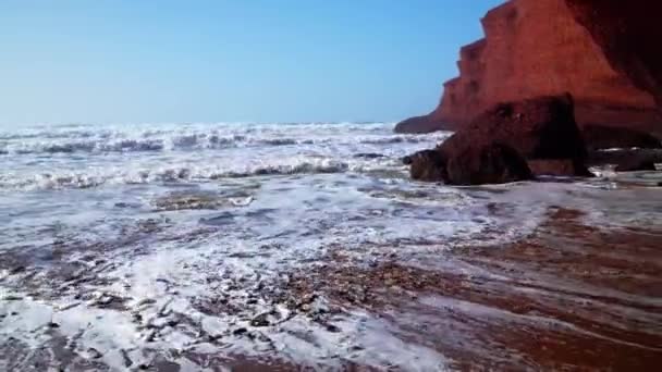 Tökéletes hullámok törés előtt a sziklás parton, a marokkói sivatagban - Atlanti-óceán afrikai — Stock videók