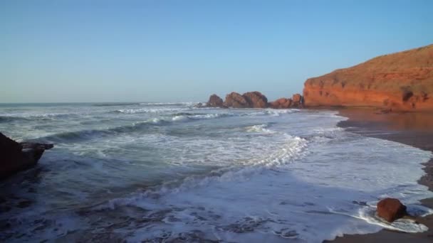 Ondas perfeitas estão rompendo em frente à costa rochosa do deserto de Marrocos - Oceano Atlântico África — Vídeo de Stock