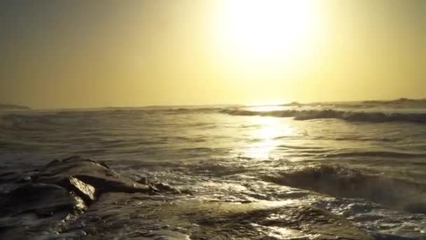 Ondas perfeitas estão rompendo em frente à costa rochosa do deserto de Marrocos - Oceano Atlântico África — Vídeo de Stock