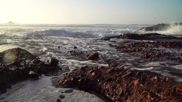 Ondas perfeitas estão rompendo em frente à costa rochosa do deserto de Marrocos - Oceano Atlântico África — Vídeo de Stock