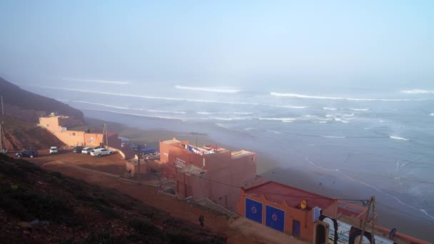 완벽 한 파도 대서양 아프리카 모로코의 사막-의 바위 해안 앞 깨고 있다 — 비디오