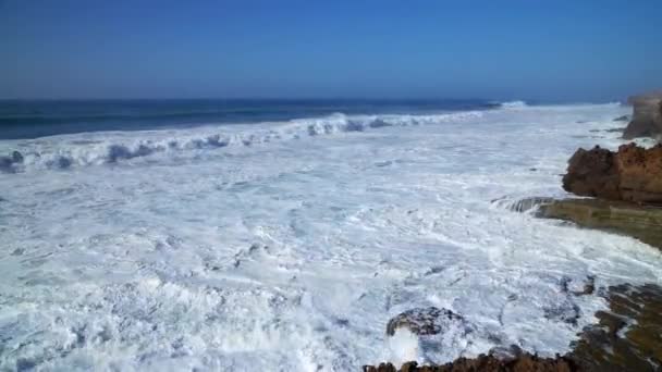 Perfekte Wellen brechen vor der felsigen Küste der Wüste Marokkos - Atlantik Afrika — Stockvideo