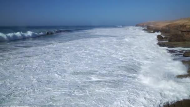 Ondas perfeitas estão rompendo em frente à costa rochosa do deserto de Marrocos - Oceano Atlântico África — Vídeo de Stock