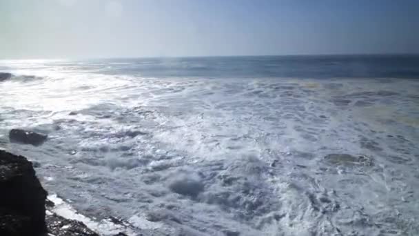 Gelombang sempurna yang melanggar di depan pantai berbatu gurun Maroko Samudera Atlantik Afrika — Stok Video