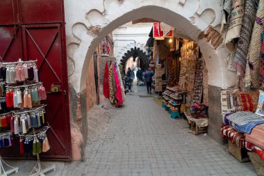 Fas 'ta bir dükkanda satılık renkli tabaklar.
