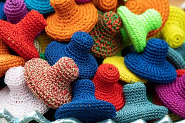 Fas 'ta bir dükkanda satılık renkli tabaklar.