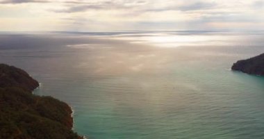 Deniz ve ada üzerinde bulutların gündüz Timelapse Türkiye