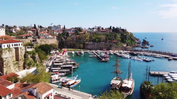 Μαρίνα, παλιό λιμάνι, κάστρο-παλιά πόλη, Μουράτπασά, Αττάλεια, Τουρκία 2019 — Αρχείο Βίντεο