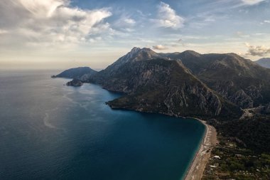 Kas Rivera üzerindeki dağın panoramik manzarası, Kas Likya patikası dağından yürüyüş