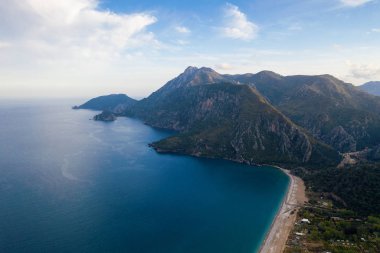 Kas Rivera üzerindeki dağın panoramik manzarası, Kas Likya patikası dağından yürüyüş