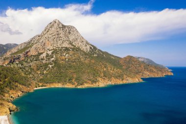Kas Rivera üzerindeki dağın panoramik manzarası, Kas Likya patikası dağından yürüyüş
