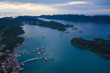 Kas Rivera üzerindeki dağın panoramik manzarası, Kas Likya patikası dağından yürüyüş