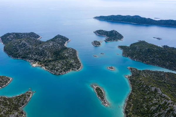 Kas Rivera üzerindeki dağın panoramik manzarası, Kas Likya patikası dağından yürüyüş
