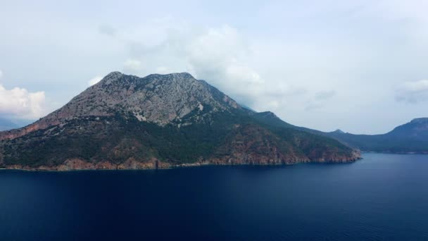 항공 터키의 흑해 지역에서 산 숲 위의 비행을 촬영. Nebiyan 산. — 비디오