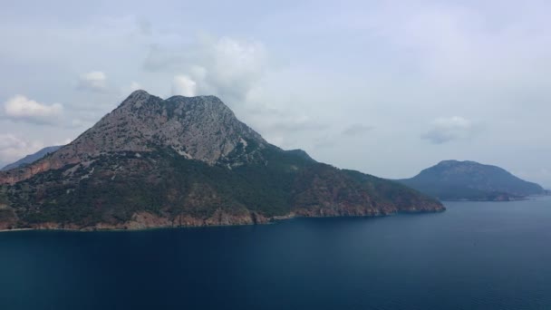 항공 터키의 흑해 지역에서 산 숲 위의 비행을 촬영. Nebiyan 산. — 비디오