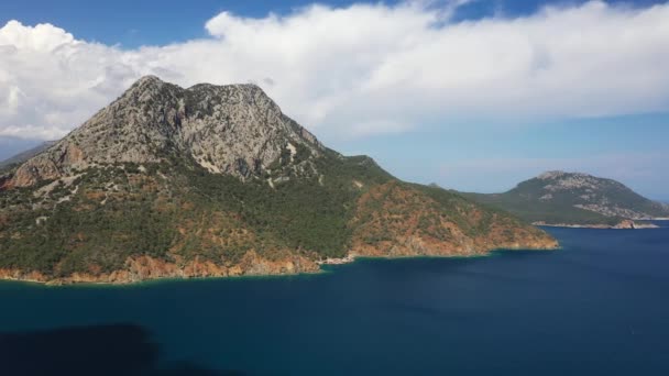 Volata aerea sopra la foresta montana nella regione del Mar Nero in Turchia. Montagna nebiana . — Video Stock