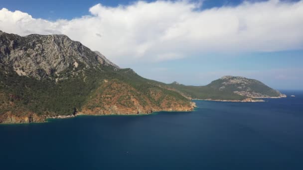 Vol aérien au-dessus de la forêt de montagne dans la région de la mer Noire en Turquie. Nebiyan montagne .