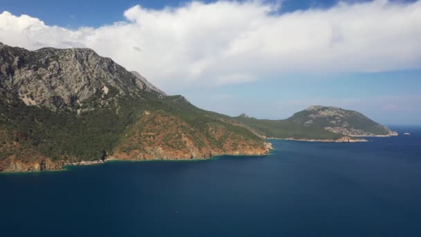 Volata aerea sopra la foresta montana nella regione del Mar Nero in Turchia. Montagna nebiana . — Video Stock