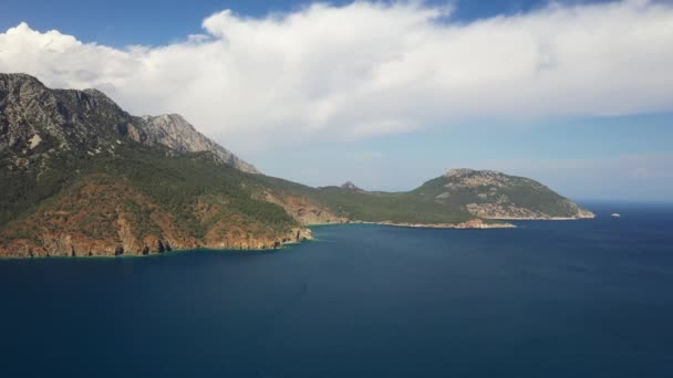 Antenn skott flygning över berget skogen i svarta havsregionen i Turkiet. Nebiyan berg. — Stockvideo