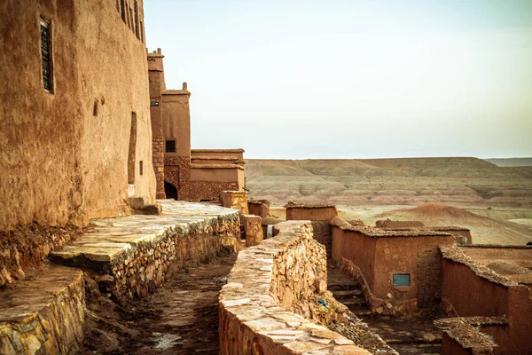 Csodálatos kilátás Kasbah AIT ben Haddou közelében Ouarzazate az Atlasz-hegység Marokkó. 1987 óta az UNESCO Világörökség része. Művészi kép. Szépségvilág. — Stock Fotó