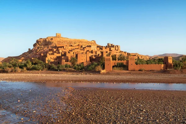 Csodálatos kilátás Kasbah AIT ben Haddou közelében Ouarzazate az Atlasz-hegység Marokkó. 1987 óta az UNESCO Világörökség része. Művészi kép. Szépségvilág. — Stock Fotó