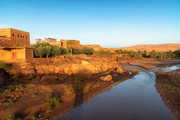 Csodálatos kilátás Kasbah AIT ben Haddou közelében Ouarzazate az Atlasz-hegység Marokkó. 1987 óta az UNESCO Világörökség része. Művészi kép. Szépségvilág. — Stock Fotó