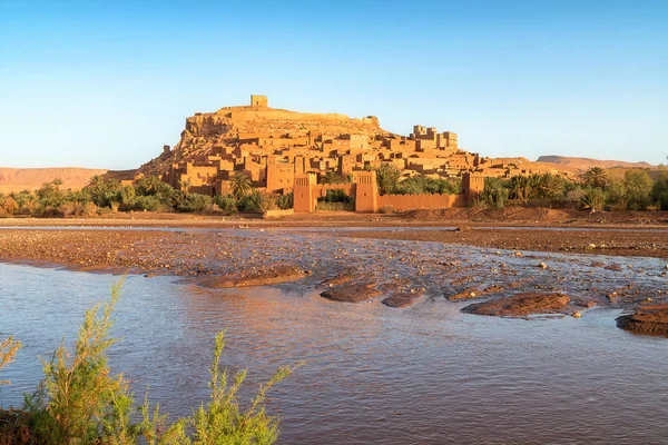 Csodálatos kilátás Kasbah AIT ben Haddou közelében Ouarzazate az Atlasz-hegység Marokkó. 1987 óta az UNESCO Világörökség része. Művészi kép. Szépségvilág. — Stock Fotó