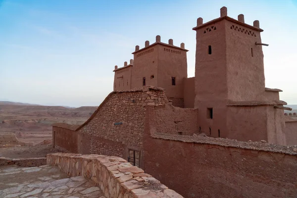 Vue imprenable sur la Kasbah Ait Ben Haddou près de Ouarzazate dans les montagnes de l'Atlas du Maroc. Patrimoine mondial de l'UNESCO depuis 1987. Image artistique. Monde de beauté . — Photo