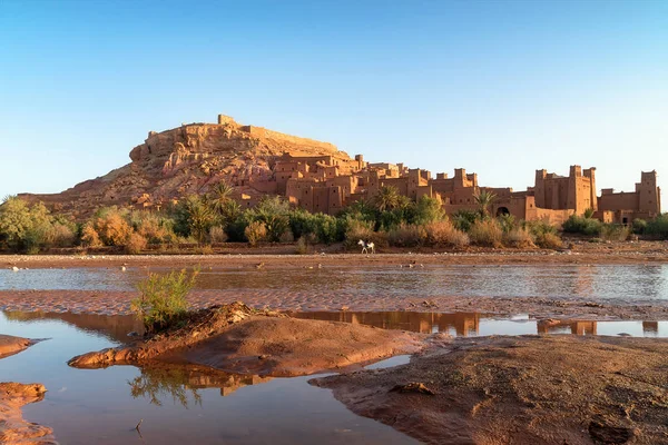 Csodálatos kilátás Kasbah AIT ben Haddou közelében Ouarzazate az Atlasz-hegység Marokkó. 1987 óta az UNESCO Világörökség része. Művészi kép. Szépségvilág. — Stock Fotó