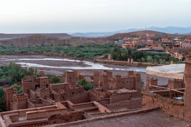 Fas Atlas Dağları Ouarzazate yakınlarındaki Kasbah Ait Ben Haddou Amazing görünümü. 1987'den beri Unesco Dünya Mirası. Sanatsal resim. Güzellik dünyası.