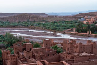 Fas Atlas Dağları Ouarzazate yakınlarındaki Kasbah Ait Ben Haddou Amazing görünümü. 1987'den beri Unesco Dünya Mirası. Sanatsal resim. Güzellik dünyası.