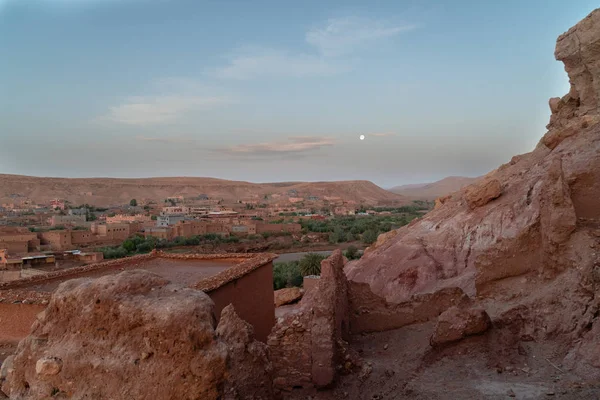 Csodálatos kilátás Kasbah AIT ben Haddou közelében Ouarzazate az Atlasz-hegység Marokkó. 1987 óta az UNESCO Világörökség része. Művészi kép. Szépségvilág. — Stock Fotó